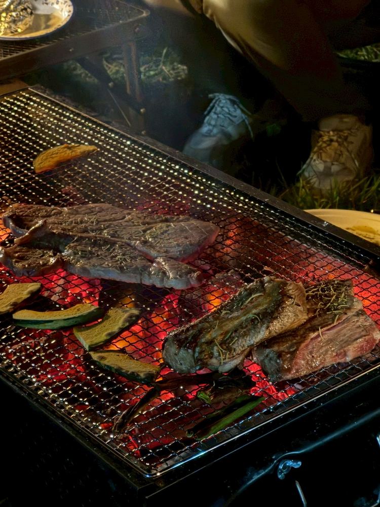 炭火で焼く夜の食事